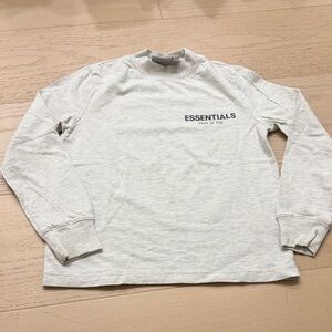 Essentials Fear of God Gray Mock-Neck Long Sleeve T-Shirt in Grey. Size 6/7